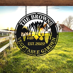 Könnte beinhalten: Schwarzes Metallschild mit dem Text "The Browns Vegetable Garden Est. 2022" und einer Silhouette verschiedener Gemüsesorten.