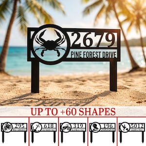 Könnte beinhalten: Schwarzes Metall-Adressschild mit Krabbendesign, der Nummer 2679 und dem Text "PINE FOREST DRIVE". Das Schild wird an einem Sandstrand mit Palmen gezeigt. Der Text "UP TO +60 SHAPES" befindet sich unten.