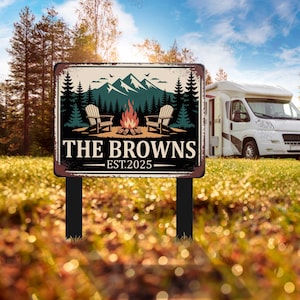 パーソナライズされたキャンプ用メタルサイン、キャンプ用ステーク、キャンプ場の装飾、RVの装飾、ハッピーキャンパーサイン、キャンパーサイン、キャンプ場サイン、屋外装飾