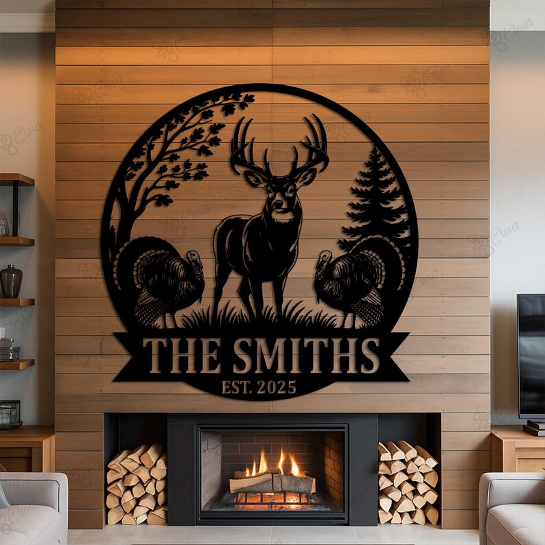 Puede incluir: Arte mural de metal negro con un ciervo, pavos y &aacute;rboles dentro de un marco circular. La pancarta de abajo dice "THE SMITHS EST. 2025". La obra de arte est&aacute; montada en una pared de madera sobre una chimenea.