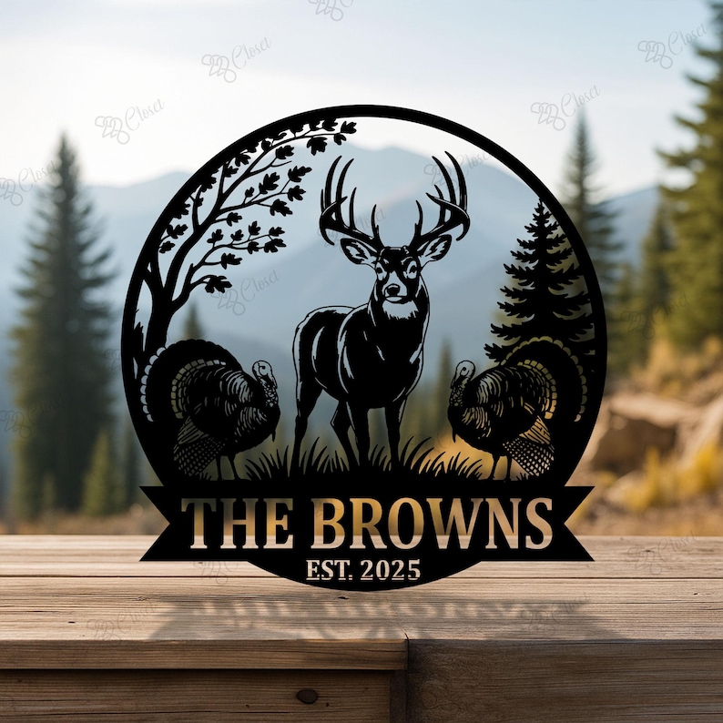 Puede incluir: Letrero familiar de metal negro con un ciervo, dos pavos, &aacute;rboles y el texto "THE BROWNS EST. 2025" en un dise&ntilde;o circular. El letrero est&aacute; sobre un fondo borroso al aire libre de monta&ntilde;as y &aacute;rboles.