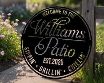 Könnte beinhalten: Ein schwarzes Metallschild mit den Worten "WELCOME TO THE Williams Patio" in einem kreisförmigen Design. Das Schild enthält auch "EST. 2025" und die Sätze "SIPPIN' GRILLIN' CHILLIN'". Das Schild wird im Freien angezeigt.
