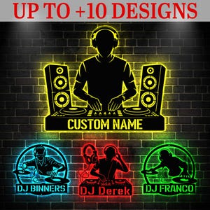 Puede incluir: Un letrero de pared con la silueta de un DJ con auriculares en una consola de mezclas entre dos altavoces, iluminado en amarillo. Debajo, tres letreros circulares muestran DJs en luz azul, roja y verde con el texto DJ BINNERS, DJ DEREK y DJ FRANCO.