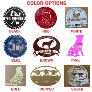 Puede incluir: Una colecci&oacute;n de letreros met&aacute;licos en varios colores, incluyendo negro, rojo, blanco, azul, marr&oacute;n, rosa, dorado, cobre y plateado. Cada letrero presenta dise&ntilde;os &uacute;nicos, como un logotipo de taller de madera, un emblema de electricista y nombres familiares.