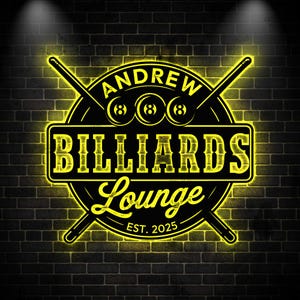 Può includere: Un'insegna al neon nera e gialla per "Andrew Billiards Lounge" con stecche da biliardo incrociate. L'insegna presenta il testo "Billiards Lounge" e "Est. 2025" su uno sfondo di muro di mattoni. L'insegna include anche tre grafiche a palla 8.