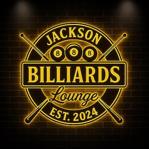 Puede incluir: Un letrero de neón para "Jackson Billiards Lounge" con fondo negro y textura de pared de ladrillo. El letrero es amarillo y presenta tacos de billar cruzados, tres bolas ocho y el texto "EST. 2024".