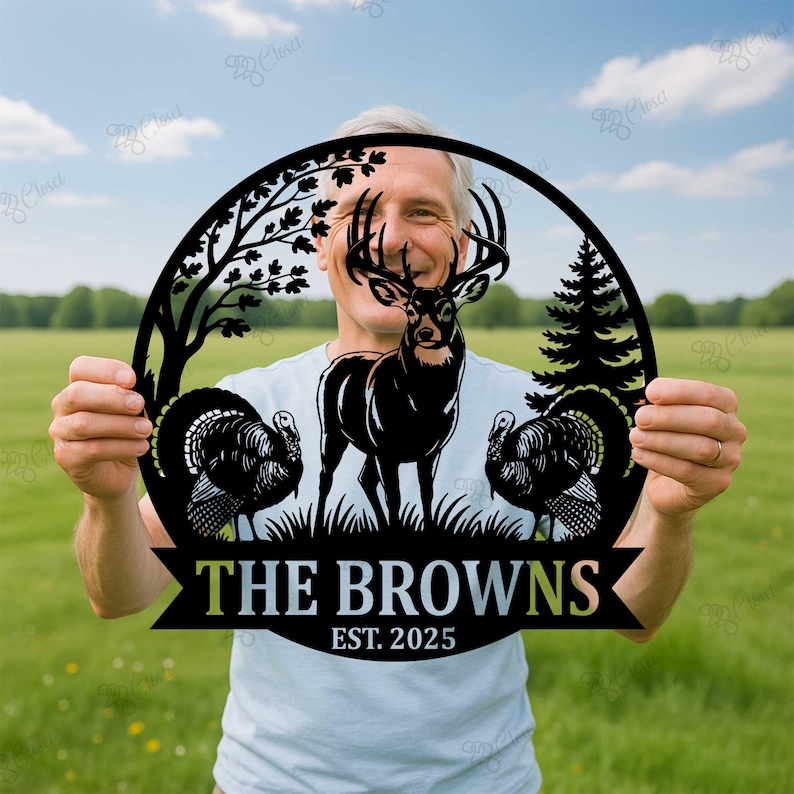 Puede incluir: Letrero familiar de metal negro con un ciervo, pavos, &aacute;rboles y el texto "THE BROWNS EST. 2025" en un dise&ntilde;o circular. El letrero se muestra frente a un campo verde y un cielo azul.