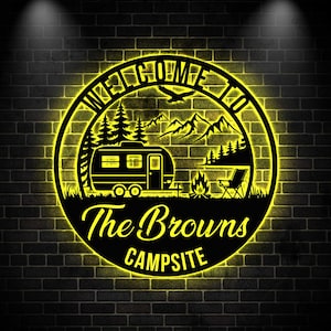 カスタムキャンプファイヤーファミリーネームガーデンデコレーション、RVキャンプメタルサイン、キャンピングカーファイヤーピットメタルアウトドアデコレーション、キャンプサイン、キャンプ場サイン