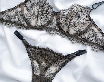 Handgefertigtes schwarzes Stickerei-Wäsche-Set - Durchsichtiger Beige-Tüll & komplizierte Blumendetails