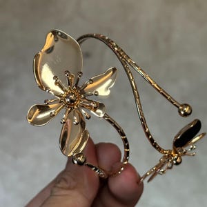 Gold Blumen Arm Manschette Armband (Gold Blumen Akzente) | Verstellbar - Elegantes Geschenk für Frauen