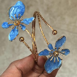 Gold Blumen Arm Manschette Armband mit blauen Emaille Blumen | Einzigartiges Geschenk für Sie