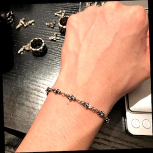 Zilveren gotische dobbelsteen- en kruisbalarmband | Y2K-punkrockketting, vintage streetwear-sieraden, stoer cadeau voor hem of haar