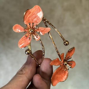 ゴールドフローラルアームカフブレスレット、オレンジエナメルフラワー付き | 調節可能なボヘミアンサマージュエリー、彼女へのユニークなギフト