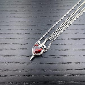 Set met hart en zwaard paar kettingen - 2 stuks verzilverde kettingen - bijpassende sieraden voor hem en haar