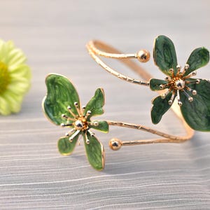 Gold Floral Arm Manschette Armband mit grünen Emaille Blumen | Einzigartiges Geschenk für Sie