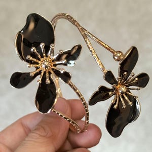 Gold Floral Arm Manschette Armband mit schwarzen Emaille Blumen | Verstellbarer Boho Schmuck für Frauen & elegantes Gothic Sommer Geschenk