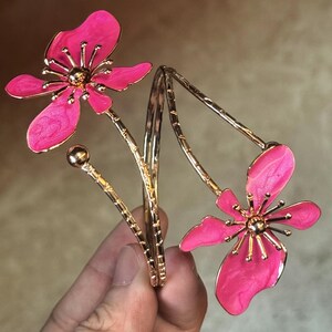 Brazalete floral dorado con flores de esmalte rosa. Joyería bohemia de verano ajustable y regalo romántico para ella.