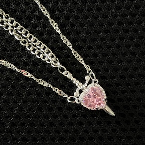Gothic Pink Herz und Schwert Paar Halskettenset | Romantischer Silberanhänger Schmuck Geschenk für Sie & Ihn | Halloween oder Weihnachtsgeschenk