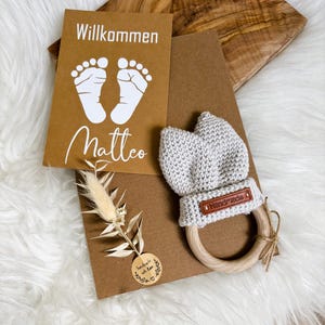personalisiertes Geschenk zur Geburt eines Babys | handgemachte Babyrassel als Geschenk zur Geburt | individuelle Glückwunschkarte mit Namen