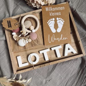 Geschenk zur Geburt eines Mädchens | Geschenk aus Holz zur Geburt | handgemachte Rassel für Babys | personalisiertes Geschenk zur Geburt