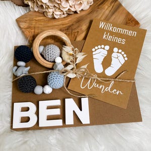 personalisiertes Geschenk zur Geburt eines Babys | handgemachte Babyrassel als Geschenkidee zur Geburt | Geschenkset mit Babyspielzeug blau