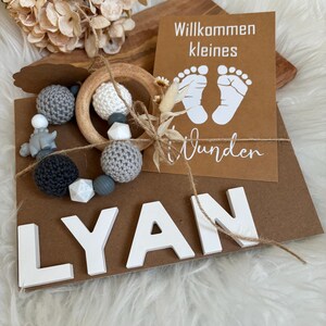 personalisiertes Geschenk zur Geburt | Geschenk zur Geburt | handgemachte Geschenke für Babys | Geschenkidee zur Babyparty | Babyrassel grau