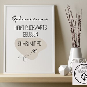 Può includere: Stampa incorniciata bianca con testo nero che recita "Optimismus heißt rückwärts gelesen sumsi mit po" con un'illustrazione di un'ape in un cerchio beige.