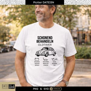 Könnte beinhalten: Weißes T-Shirt mit einer schwarzen Grafik eines Oldtimers und dem deutschen Text "SCHONEND BEHANDELN OLDTIMER". Das Shirt zeigt auch Wartungssymbole und Text. Das Shirt wird von einer Person getragen.