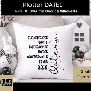 Könnte beinhalten: Weißes quadratisches Kissen mit den Worten "Zuckersüsse, Bunte, Entspannte, Hasige, Wundervolle, Frohe" und dem Wort "Ostern" in Schreibschrift. Das Kissen zeigt auch drei Hasen-Silhouetten. Das Bild enthält einen weißen Hasen, dekorative Eier und ein kleines weißes Haus.