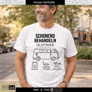 Peut inclure: Un t-shirt blanc à manches courtes avec un dessin au trait noir représentant un van vintage. Le texte indique SCHONEND BEHANDELN OLDTIMER, accompagné de petites icônes et des mentions BAUJAHR VOR DEM INTERNET, BRAUCHT LIEBE STATT UPDATES et ERSATZTEILE HABEN CHARAKTER.