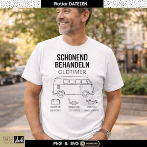 Könnte beinhalten: Weißes T-Shirt mit schwarzer Grafik eines Oldtimer-Vans und Text. Der Text lautet "SCHONEND BEHANDELN OLDTIMER" über dem Van und darunter "BAUJAHR VOR DEM INTERNET", "BRAUCHT LIEBE STATT UPDATES" und "ERSATZTEILE HABEN CHARAKTER".