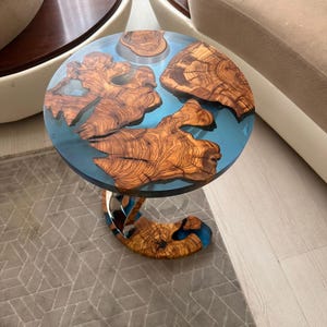 Handgemaakte epoxy salontafel - olijfhout en roestvrij staal