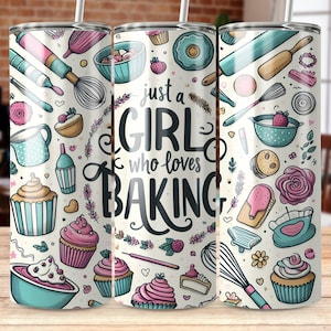 Puede incluir: Un vaso blanco con un diseño colorido que presenta cupcakes, herramientas para hornear y el texto "Just a Girl Who Loves Baking".
