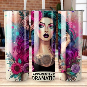 Puede incluir: Vaso de acero inoxidable con un diseño colorido que presenta a una mujer con cabello turquesa y morado, detalles florales y el texto "Apparently I'm Dramatic". El diseño incluye un tatuaje y una camiseta negra.