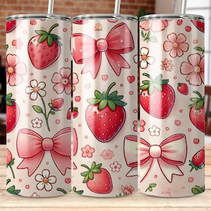 Może przedstawiać: Trzy kubki ze stali nierdzewnej z powtarzającym się wzorem truskawek, różowych kokardek i kwiatów na kremowym tle. Każdy kubek ma białą słomkę. Projekt ma uroczy, fantazyjny motyw.