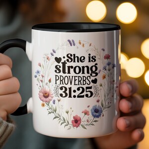 Taza de café floral &quot;Ella es fuerte&quot; - Proverbios 31:25 - Regalo cristiano