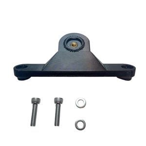 Puede incluir: Un soporte negro impreso en 3D con un punto de montaje central y dos extensiones laterales. Incluye dos pernos plateados y dos arandelas. El soporte está diseñado para montar y asegurar componentes.