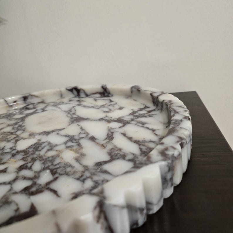 XXL Round Marble Tray With Fluted Edge: Table Top image 8