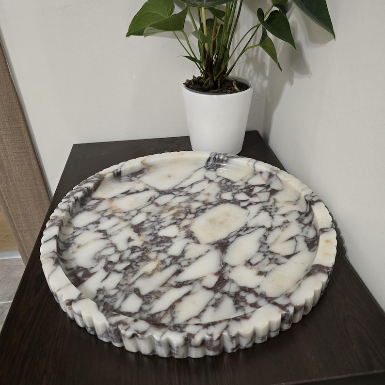 XXL Round Marble Tray With Fluted Edge: Table Top image 3