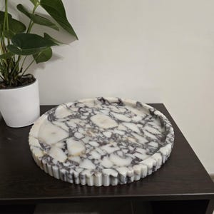 XXL Round Marble Tray With Fluted Edge: Table Top image 1