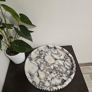 XXL Round Marble Tray With Fluted Edge: Table Top image 7