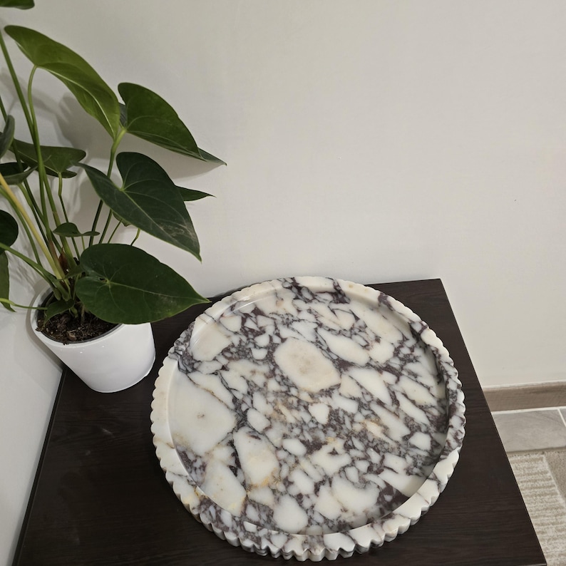 XXL Round Marble Tray With Fluted Edge: Table Top image 7