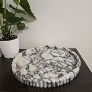 XXL Round Marble Tray With Fluted Edge: Table Top image 6