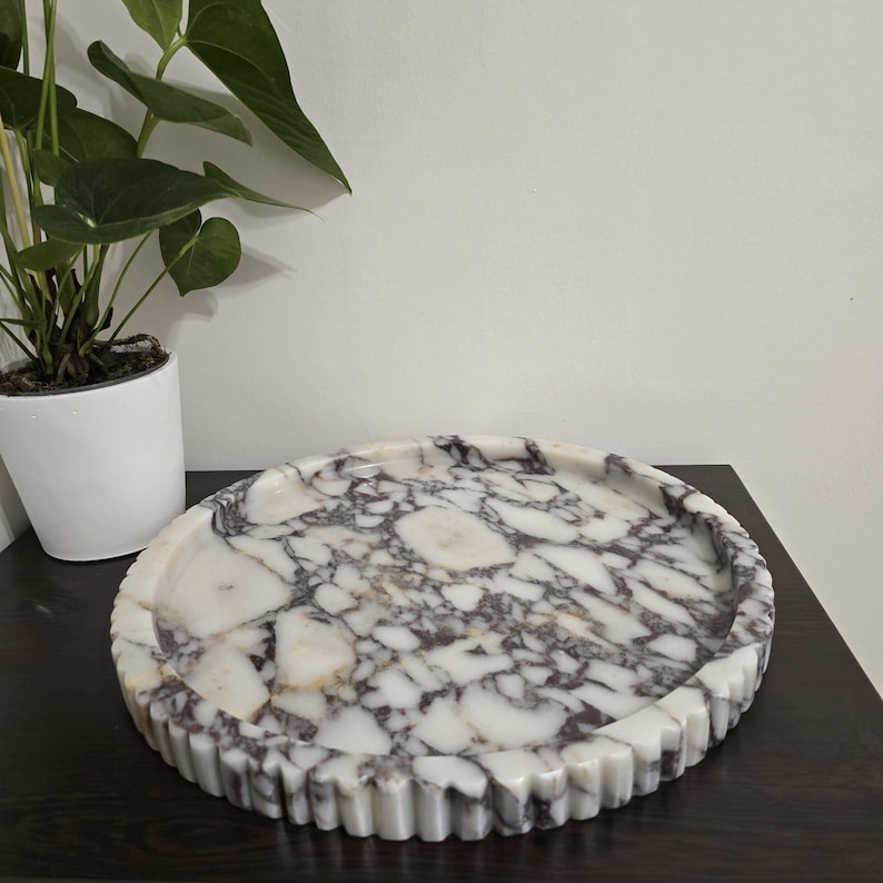 XXL Round Marble Tray With Fluted Edge: Table Top image 6