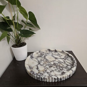 XXL Round Marble Tray With Fluted Edge: Table Top image 15