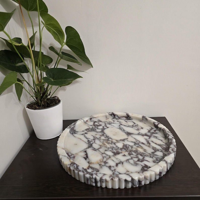 XXL Round Marble Tray With Fluted Edge: Table Top image 15