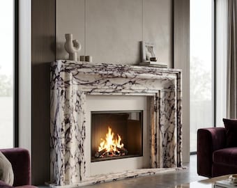 Puede incluir: Una repisa de chimenea construida en mármol blanco con vetas de color púrpura oscuro. El inserto de la chimenea presenta un interior de metal negro con listones verticales y un fuego encendido con llamas naranjas. La repisa es rectangular.