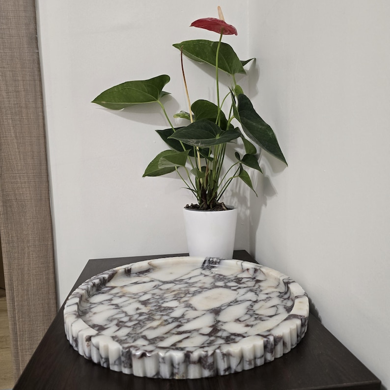 XXL Round Marble Tray With Fluted Edge: Table Top image 2