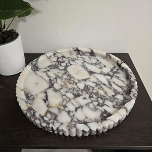 XXL Round Marble Tray With Fluted Edge: Table Top image 9