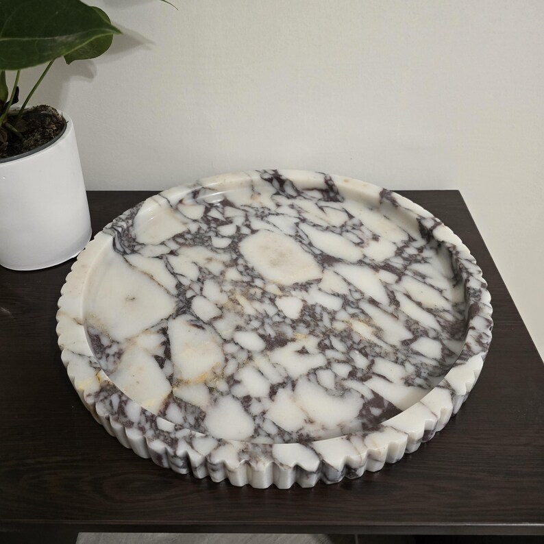 XXL Round Marble Tray With Fluted Edge: Table Top image 9